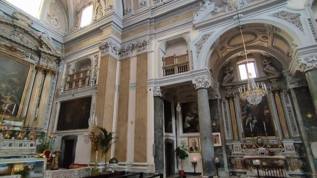 Napoli - Panoramica della navata della Chiesa di San Giuseppe a Chiaia