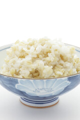 白背景のもち麦ご飯