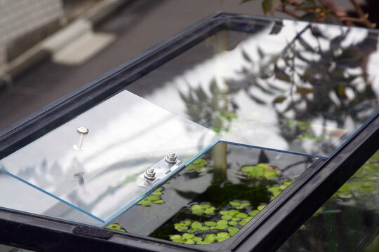 Free to open and close, aquarium lid made by acrylic plate image photography taken outdoor. 屋外水槽の開閉式アクリル製の蓋のイメージ写真。