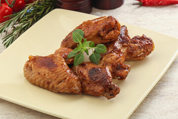 Roasted chicken wings with spicy sauce