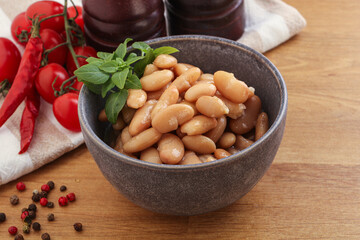 Whinte canned kidney beans in the bowl