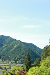 Naklejka premium 日本の春の美しい風景 兵庫県丹波市の新緑の山