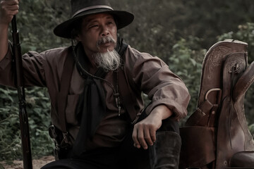 Obraz premium A vintage action figure of a cowboy. Sit back and drink coffee in the evening camping.