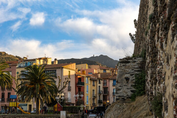 Fototapeta na wymiar Vue sur la Tour Madeloc dans le Massif des Albères depuis les rues de Collioure au coucher du soleil (Occitanie, France)