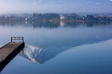富士五湖周辺から朝霧をまとう富士山を望む。