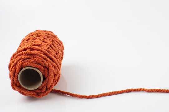 Hilos para tejer crochet y ganchillo con aguja sobre fondo blanco
