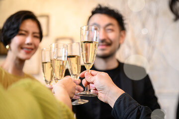 パーティーで乾杯する男女のイメージ手元　前ボケ　顔なしで使いやすい