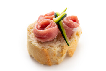 Canapé con prosciutto crudo e zucchine, antipasti italiani 