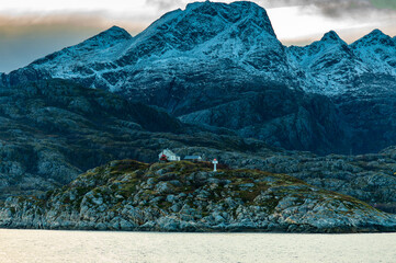 Bjørnøy lighthouse, Leuchtturm vor der Insel Landegode bei Bodø, Norwegen. Herbst im Norden, mit...