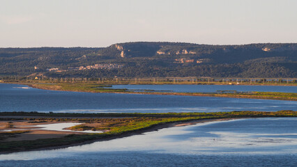 Paysage de l'étang de Sigean, sous une journée estivale et paisible.  L'eau est d'un bleu azur