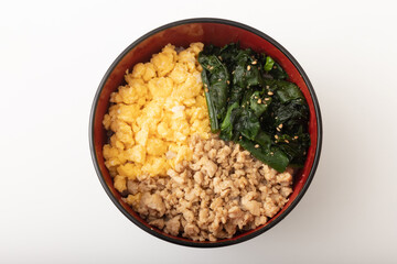 三色弁当　そぼろご飯