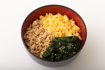 三色弁当　そぼろご飯