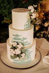 Obraz na płótnie Canvas Wedding Delicious Creamy Cake Decorated Flowers