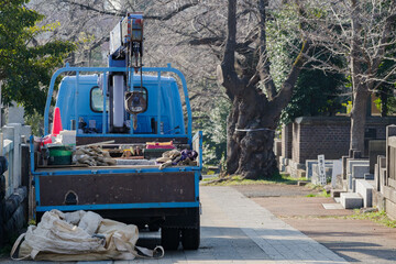 工事用のトラックがある東京港区南青山2丁目の青山霊園での風景