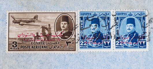 briefmarke stamp vintage retro used gebraucht gestempelt cancel papier paper ägypten egypt egypte plane flugzeug gebäude braun blau arabisch arabic