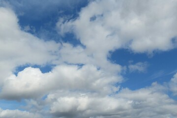 Beautiful long fluffy clouds in blue sky, natural background