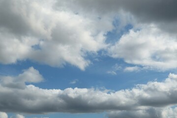 Obraz premium Beautiful fluffy clouds in blue sky, natural background
