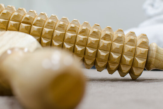 Detalle de herramienta de madera para una sesi&oacute;n de maderoterapia en un sal&oacute;n de belleza