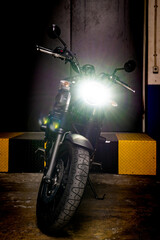 Avant d'une moto de style néo rétro avec un phare led © Guillaume