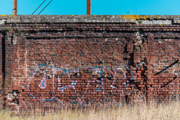 Texture mur de brique rouge friche industrielle Nord de la France
