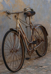 Fototapeta na wymiar Old bicycle perched on a street in a town