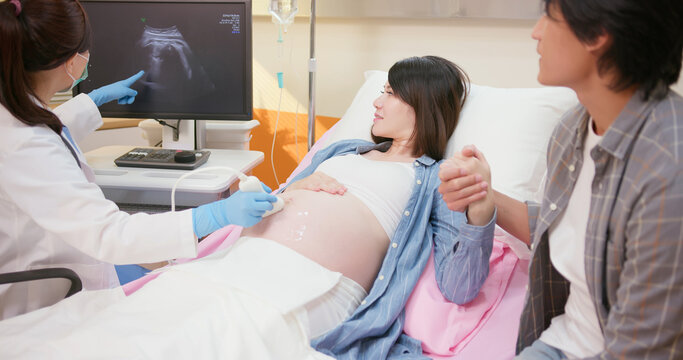 pregnant woman have ultrasound scan
