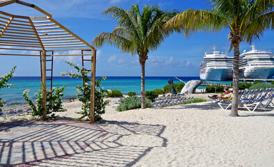 Traumreise Karibikkreuzfahrt mit Kreuzfahrtschiffen der Carnival Cruise Lines und einsamem Strand...