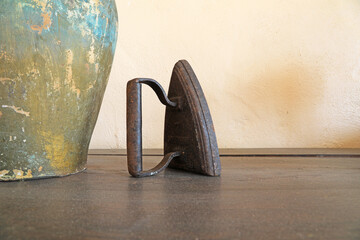 plancha de hierro antigua vieja para planchar ropa sobre una mesa de madera 4M0A3222-as22