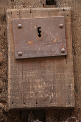 cerradura de hierro antigua en una puerta de madera vieja  con clavos 4M0A3278-as22