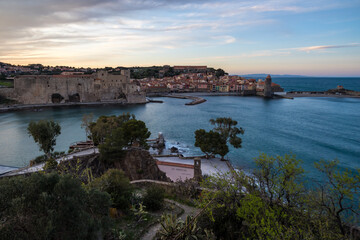 Vue au coucher du soleil sur le centre historique de Collioure et sa baie avec l’Église Notre-Dame-des-Anges (Occitanie, France)