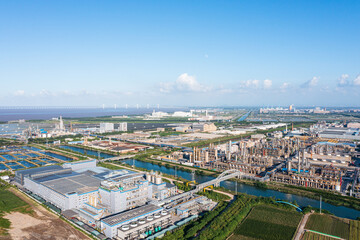 Obraz premium chemical plant in city