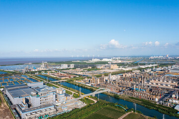 Fototapeta premium chemical plant in city