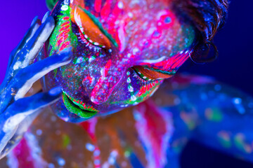 Obraz premium Portrait of a girl painted in fluorescent powder
