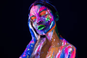 Porträt eines Mädchens in fluoreszierendem Pulver gemalt © Studio Peace