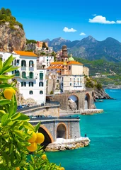 Foto op Canvas Prachtig uitzicht op Amalfi aan de Middellandse Zeekust met citroenen op de voorgrond, Italië © proslgn