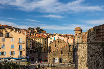 Fototapeta na wymiar Vue sur le centre historique depuis le Château Royal de Collioure (Occitanie, France)