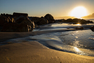 Levé de soleil sur une plage au Portugal.
