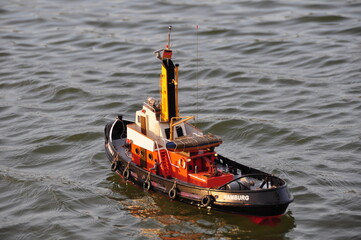 ferngesteuertes RC-Modell eines Hafenschleppers aus Hamburg, Modellbau, Schiffsmodellbau