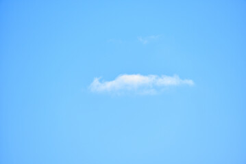 Fototapeta na wymiar mała chmurka na niebie
