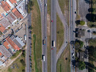 Vista aérea de trecho estrada interestadual BR-116 entre os estados do Rio de Janeiro e São Paulo...