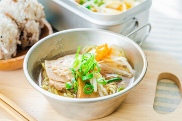 シェラカップで食べる醤油ラーメン