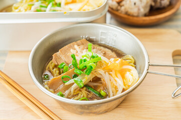 シェラカップで食べる醤油ラーメン