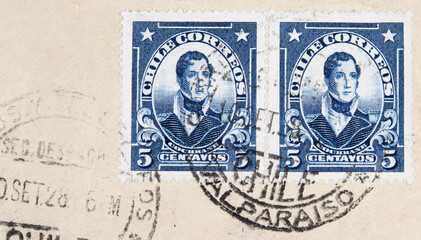 Fototapeta na wymiar briefmarke stamp vintage retro alt old gestempelt used frankiert cancel blue blau Chile mann man 5 Valparaíso paradiestal
