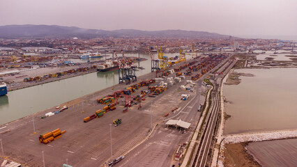 Aerial view of a commercial port with containers ready for boarding.