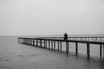 Obraz premium Shot of man taking pictures on the pier