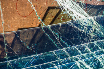 Bruchglas und Glasscheiben im Wertstoff Container