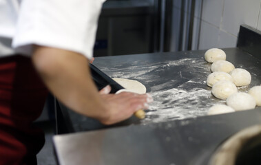 chef amasando masa para hacer tortitas de pan