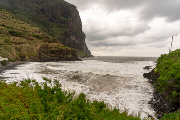 Obraz premium Wellen Lava Rua do Cais Alagoa Beach Porto da Cruz Madeira Portugal
