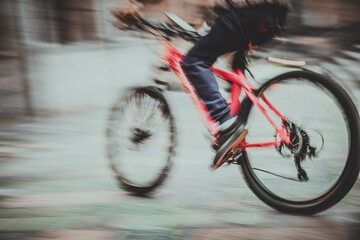 Obraz premium Panning de un hombre en bicicleta en movimiento en una ciudad