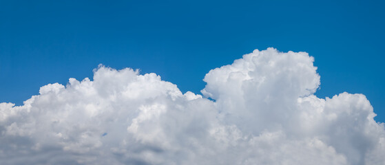 Obraz na płótnie Canvas bright blue cloudy sky background